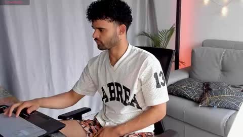 Im Chirs IM MODEL INDEPENDT online show from February 26, 2025, 2:14 pm