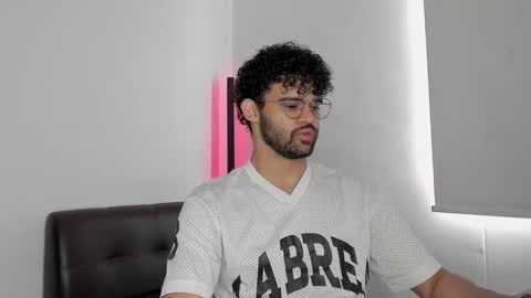 Im Chirs IM MODEL INDEPENDT online show from September 12, 2025, 1:22 pm