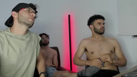 Im Chirs IM MODEL INDEPENDT online show from September 16, 2025, 3:29 am