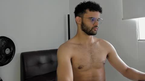 Im Chirs IM MODEL INDEPENDT online show from September 16, 2025, 3:35 pm