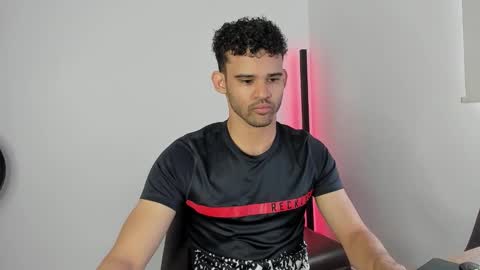 Im Chirs IM MODEL INDEPENDT online show from September 18, 2025, 4:31 pm