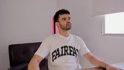 Im Chirs IM MODEL INDEPENDT online show from September 25, 2025, 3:27 pm