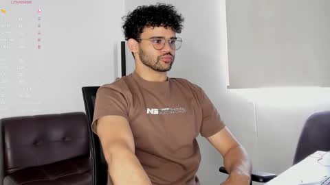 Im Chirs IM MODEL INDEPENDT online show from October 27, 2025, 6:56 pm