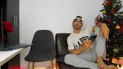 Im Chirs IM MODEL INDEPENDT online show from November 27, 2025, 2:13 am