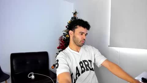 Im Chirs IM MODEL INDEPENDT online show from December 5, 2025, 5:09 pm