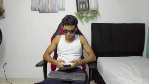 chriss_johnson online show from November 29, 2025, 11:57 am