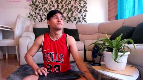 Christian Wang online show from December 16, 2025, 6:57 pm