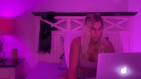 Snapshot of christinabruce chatting on October 3, 2025, 4:59 pm Chris Tina Bruce online show from October 3, 2025, 4:59 pm