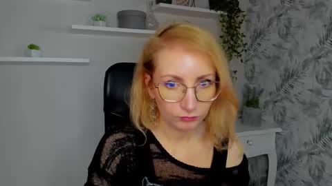 Snapshot of cinderellamoon chatting on February 23, 2026, 6:33 am Cinderella online show from February 23, 2026, 6:33 am