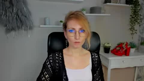 Snapshot of cinderellamoon chatting on February 25, 2026, 6:45 am Cinderella online show from February 25, 2026, 6:45 am