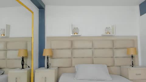 CintiaCollins  online show from December 2, 2025, 8:04 pm