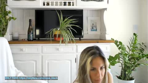 Snapshot of cique_black chatting on September 19, 2025, 9:54 am Shara online show from September 19, 2025, 9:54 am