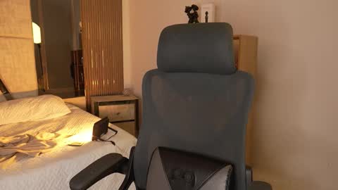 Cleo Adams online show from December 3, 2025, 4:42 am