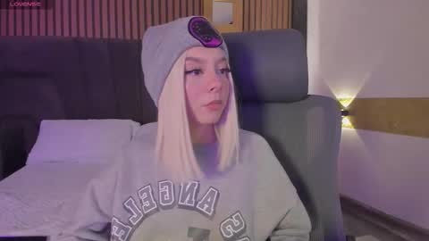 cleowhite_ online show from September 26, 2025, 4:27 am