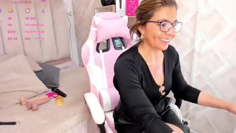 clhoe_johnson_ online show from December 4, 2025, 12:03 pm