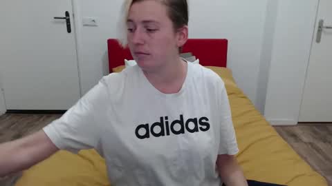 Syl  online show from February 17, 2025, 6:48 pm