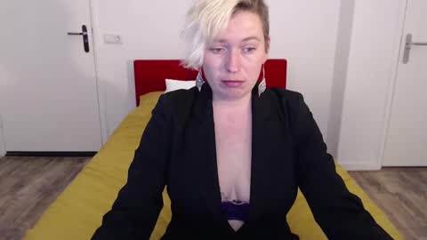 Syl  online show from February 21, 2025, 9:02 am