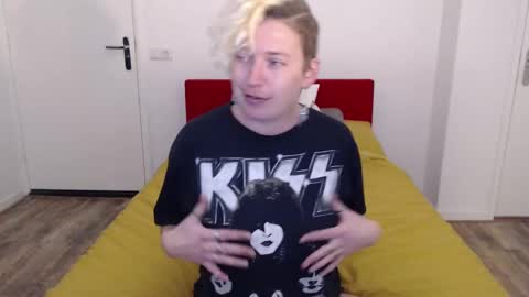 Syl  online show from February 23, 2025, 2:35 pm