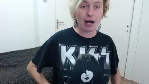 Syl  online show from October 12, 2025, 5:34 pm