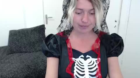 Syl  online show from October 28, 2025, 1:47 pm