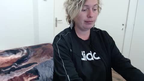 Syl  online show from November 19, 2025, 3:12 pm