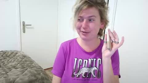 Syl  online show from December 17, 2025, 8:09 am