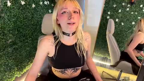 Snapshot of cloe_five chatting on September 17, 2025, 6:42 pm CLOE online show from September 17, 2025, 6:42 pm