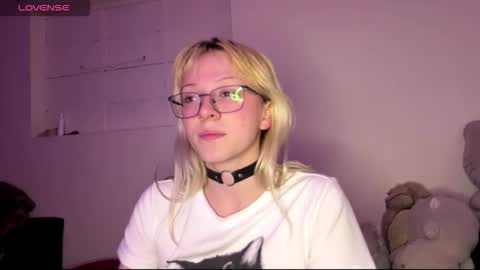 Snapshot of cloe_five chatting on October 15, 2025, 10:21 pm CLOE online show from October 15, 2025, 10:21 pm