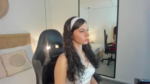 cloee20_ online show from December 17, 2025, 2:28 am