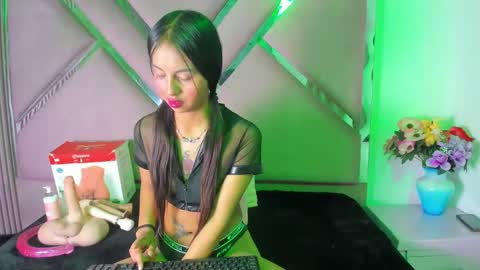 CloeMorenti  online show from November 12, 2025, 1:11 pm