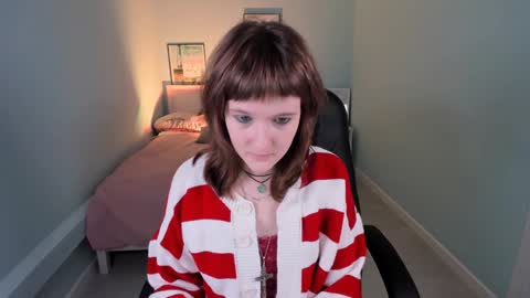 Snapshot of clover_red chatting on December 2, 2024, 2:19 pm Clover follow me online show from December 2, 2024, 2:19 pm