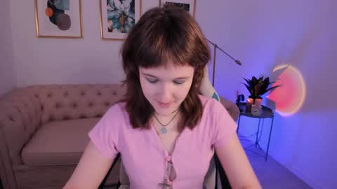 Snapshot of clover_red chatting on December 3, 2024, 2:05 pm Clover follow me online show from December 3, 2024, 2:05 pm