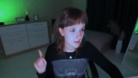 Snapshot of clover_red chatting on December 12, 2024, 2:55 pm Clover follow me online show from December 12, 2024, 2:55 pm