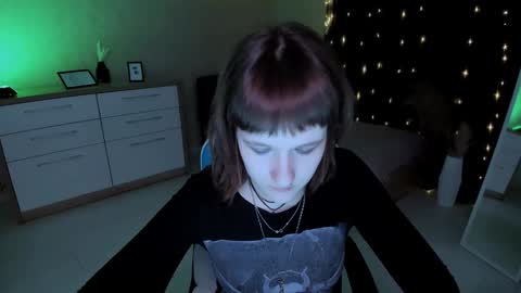 Snapshot of clover_red chatting on December 12, 2024, 5:59 pm Clover follow me online show from December 12, 2024, 5:59 pm