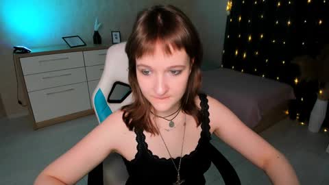 Snapshot of clover_red chatting on December 18, 2024, 3:00 pm Clover follow me online show from December 18, 2024, 3:00 pm