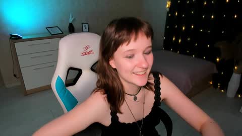 Snapshot of clover_red chatting on December 18, 2024, 6:35 pm Clover follow me online show from December 18, 2024, 6:35 pm