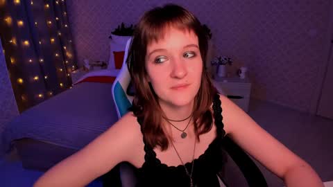 Snapshot of clover_red chatting on December 22, 2024, 6:04 pm Clover follow me online show from December 22, 2024, 6:04 pm