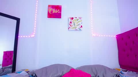 Snapshot of colombianmiilf_ chatting on December 17, 2024, 12:12 am Nahomi online show from December 17, 2024, 12:12 am