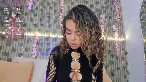 coralineross_ online show from November 15, 2025, 11:21 pm