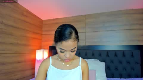coralineross_ online show from December 17, 2025, 10:43 am