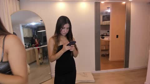 couple_funnyy online show from February 28, 2025, 1:05 am