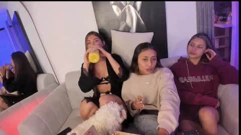 couple_funnyy online show from October 16, 2025, 2:12 am