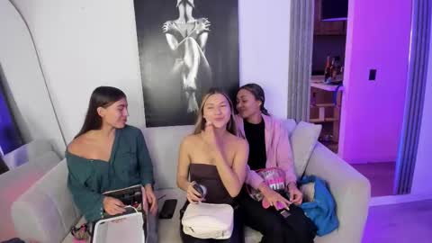 couple_funnyy online show from November 22, 2025, 3:05 am