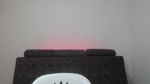  ALEJANDRO Y EMILY  online show from February 18, 2025, 2:27 pm