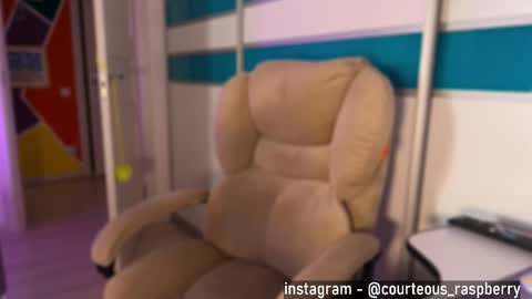 Snapshot of courteous_raspberrrry chatting on September 12, 2025, 10:48 am Rose Roys my online show from September 12, 2025, 10:48 am