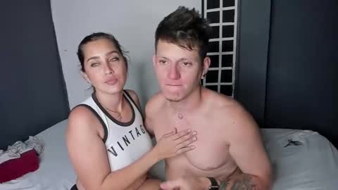 crazy_acouple_donpillo online show from February 3, 2025, 10:11 pm