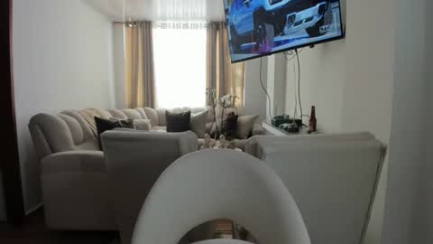 LAURA online show from November 4, 2025, 4:17 pm