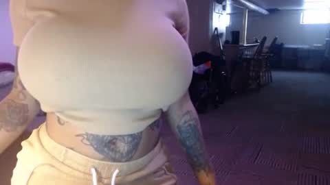 Snapshot of creamyexotica chatting on February 1, 2026, 1:53 pm CreamyExotica online show from February 1, 2026, 1:53 pm