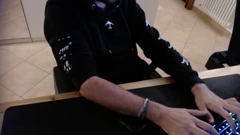 crocken_bisc online show from December 20, 2025, 4:25 pm