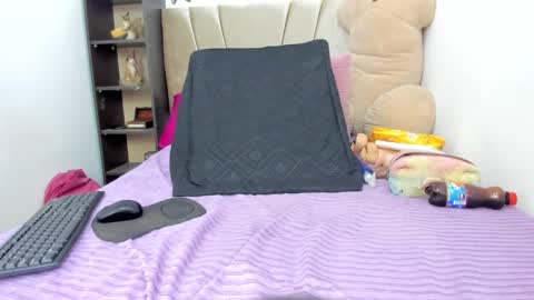 crystal_butterfly1 online show from February 12, 2025, 2:32 pm